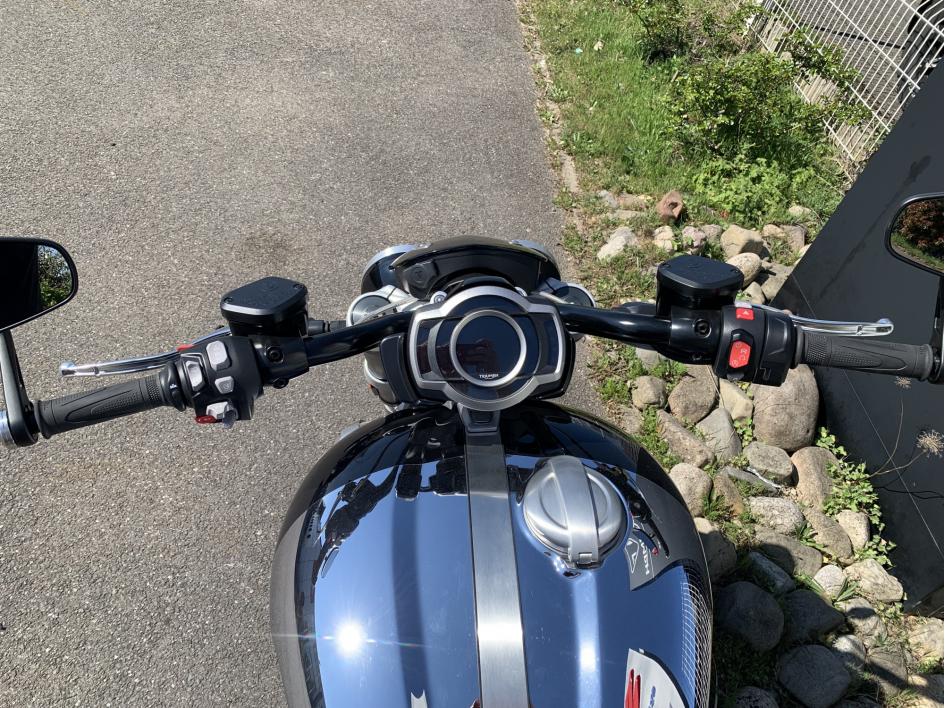 TRIUMPH ROCKET 3 R 1ERE MAIN
